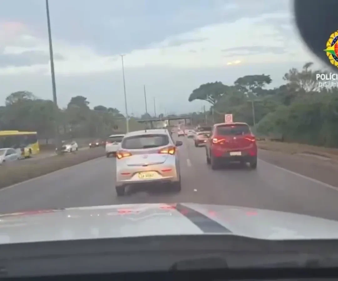 Uma câmera instalada em uma viatura da Polícia Militar do Distrito Federal (PMDF) registrou uma perseguição a um carro roubado que tinha acabado de ser ocupado por uma criança de 3 anos.