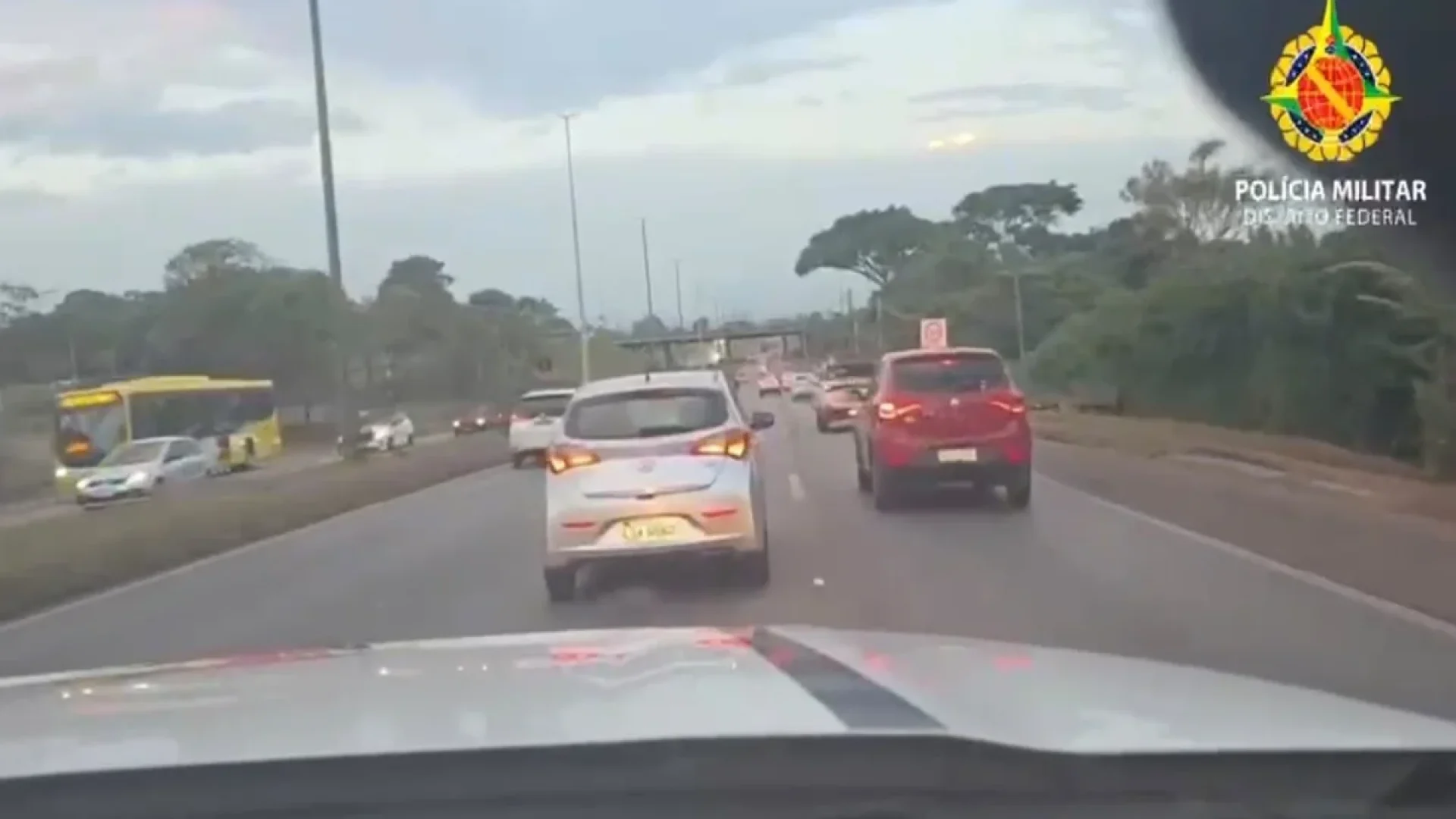 Uma câmera instalada em uma viatura da Polícia Militar do Distrito Federal (PMDF) registrou uma perseguição a um carro roubado que tinha acabado de ser ocupado por uma criança de 3 anos.