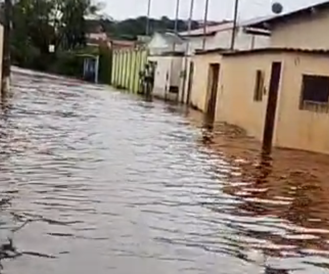 Chuvas fortes provocam alagamento em Sacramento