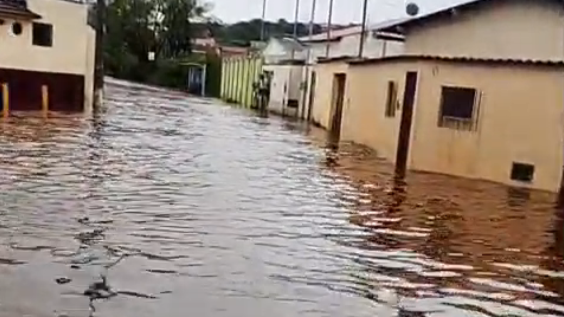 Chuvas fortes provocam alagamento em Sacramento