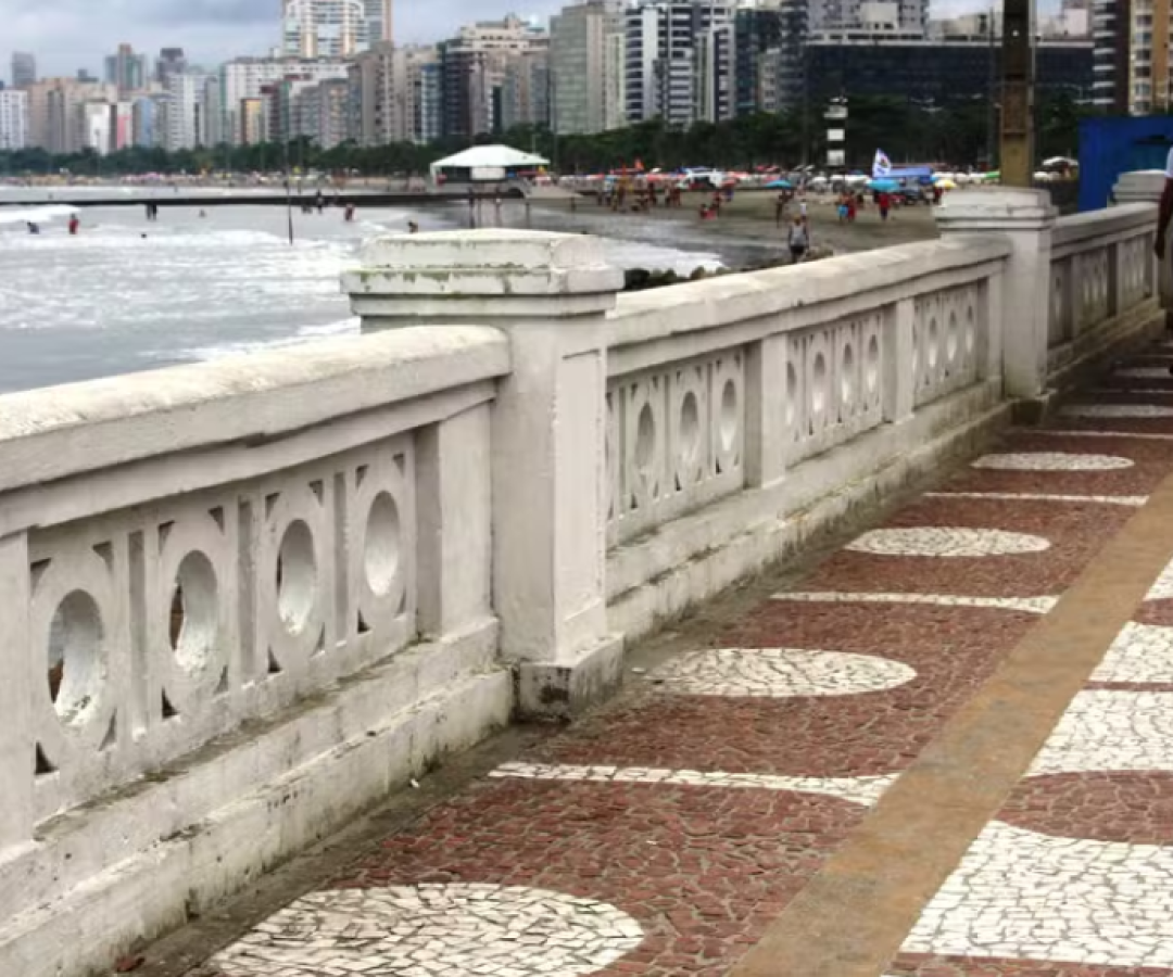 Mulher é flagrada defecando em mureta da praia em Santos