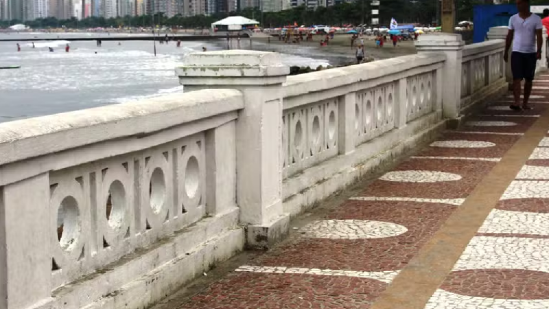 Mulher é flagrada defecando em mureta da praia em Santos