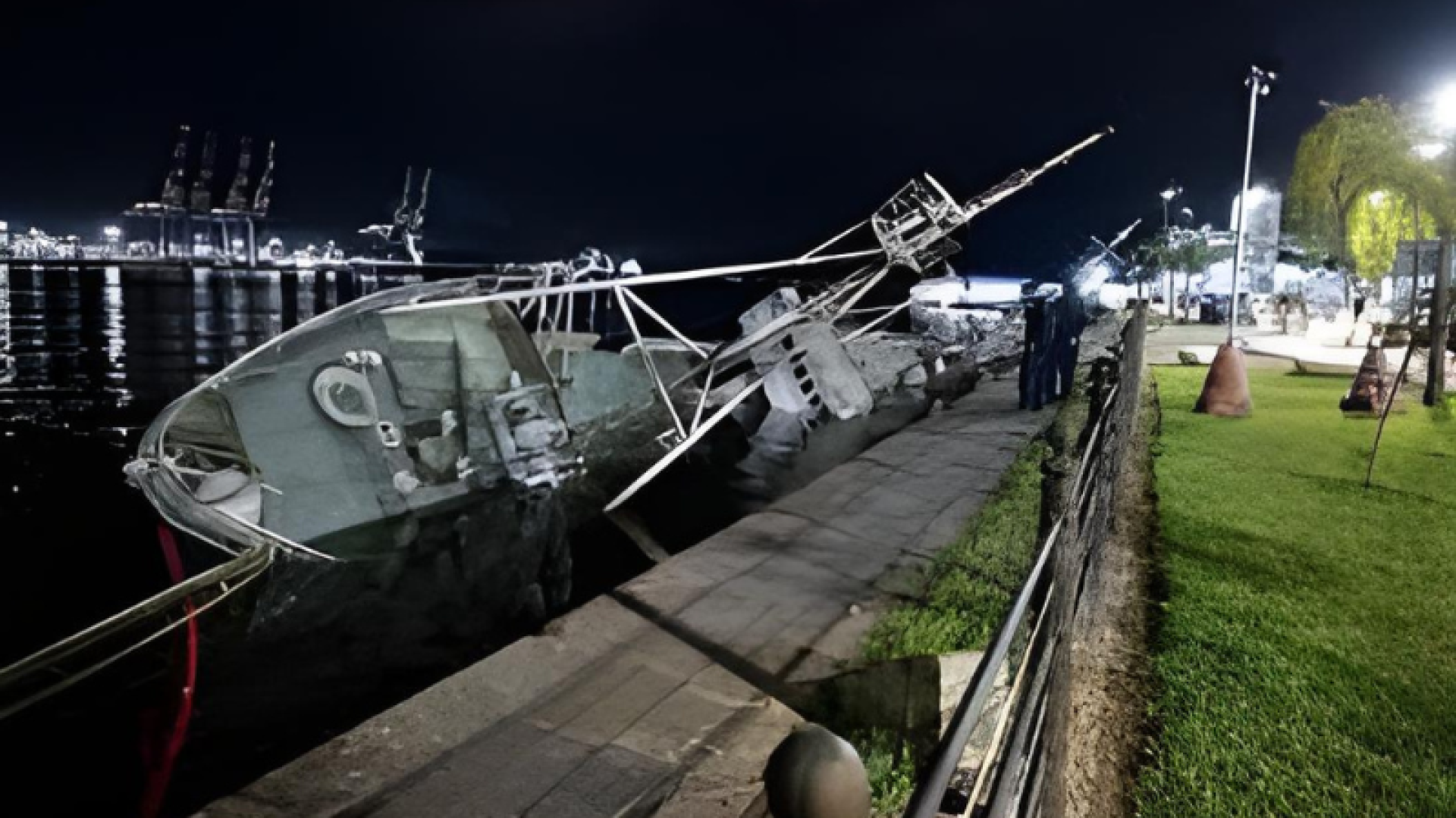 Navio inclina em Santos