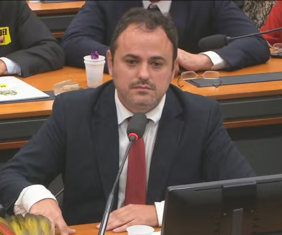 Glauber Braga dorme no chão da Câmara e inicia greve de fome