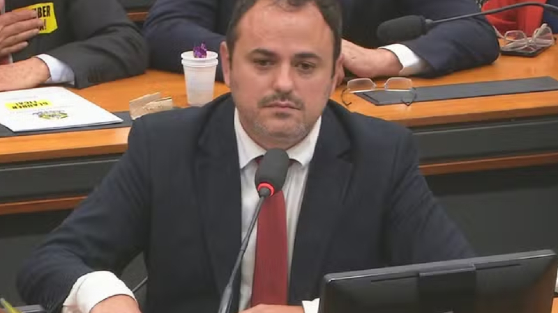 Glauber Braga dorme no chão da Câmara e inicia greve de fome