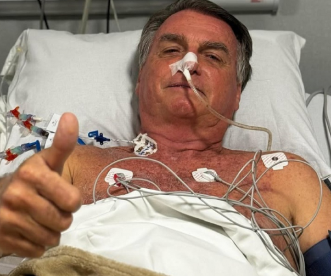 Bolsonaro tem abdome comprometido e recuperação incerta