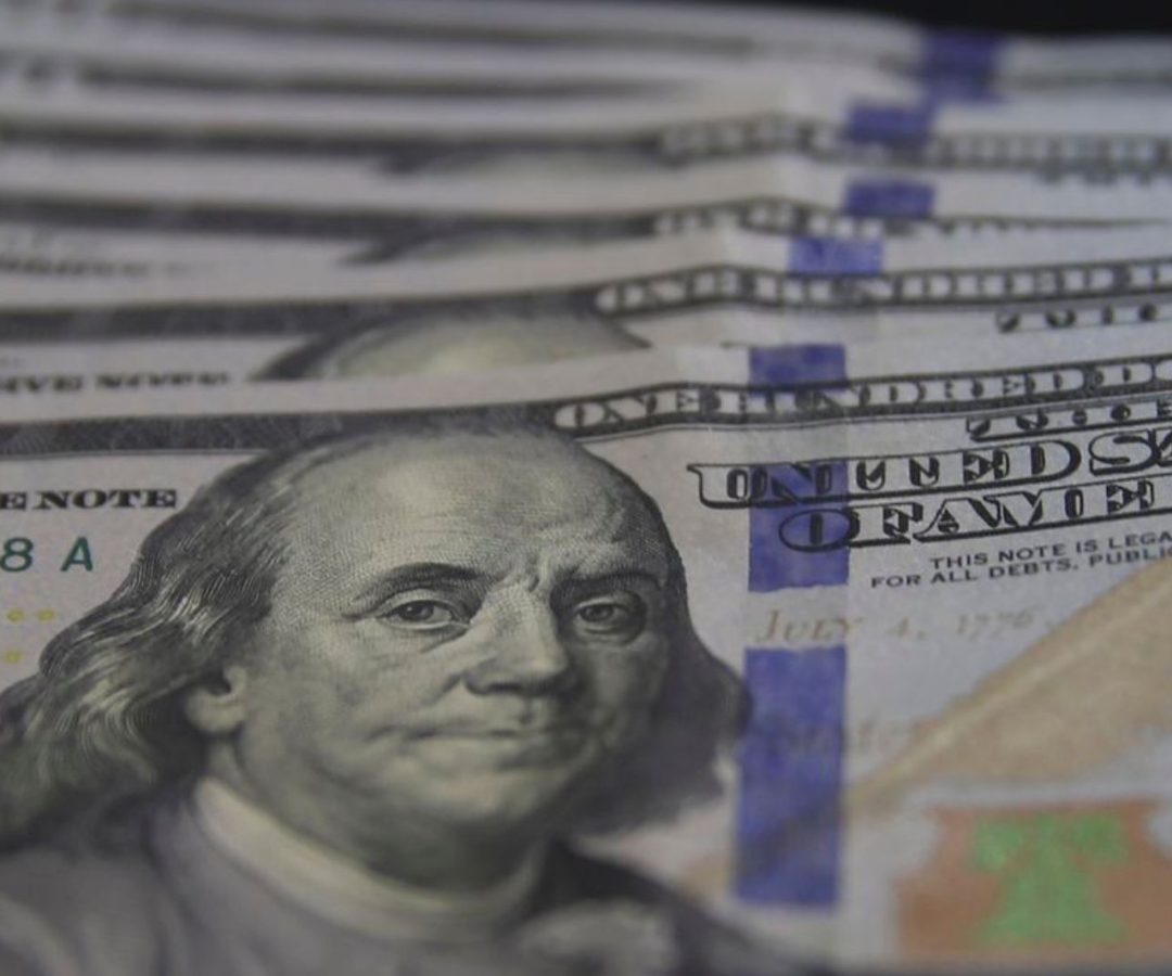 Dólar cai