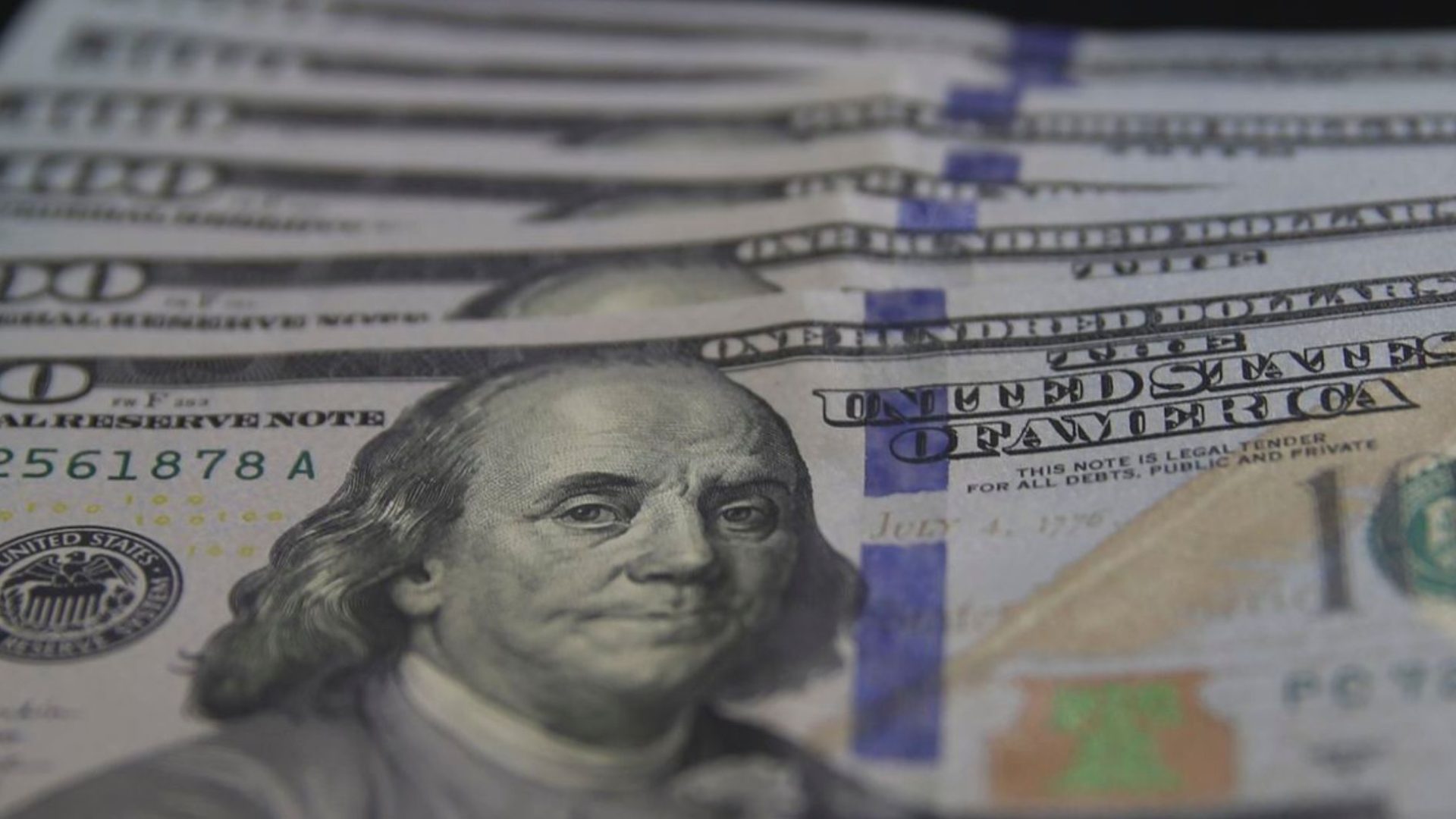 Dólar cai
