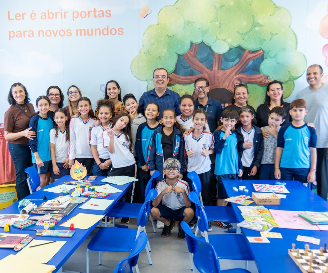 prefeito-e-alunos-no-lançament-do-projeto-foto-ebson-rai