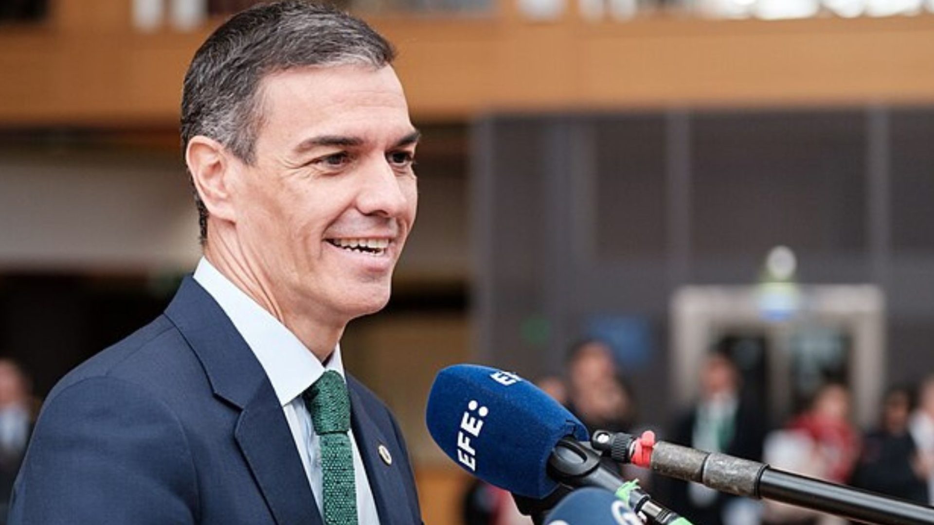 Espanha vai regularizar quase 500 mil imigrantes sem documentos