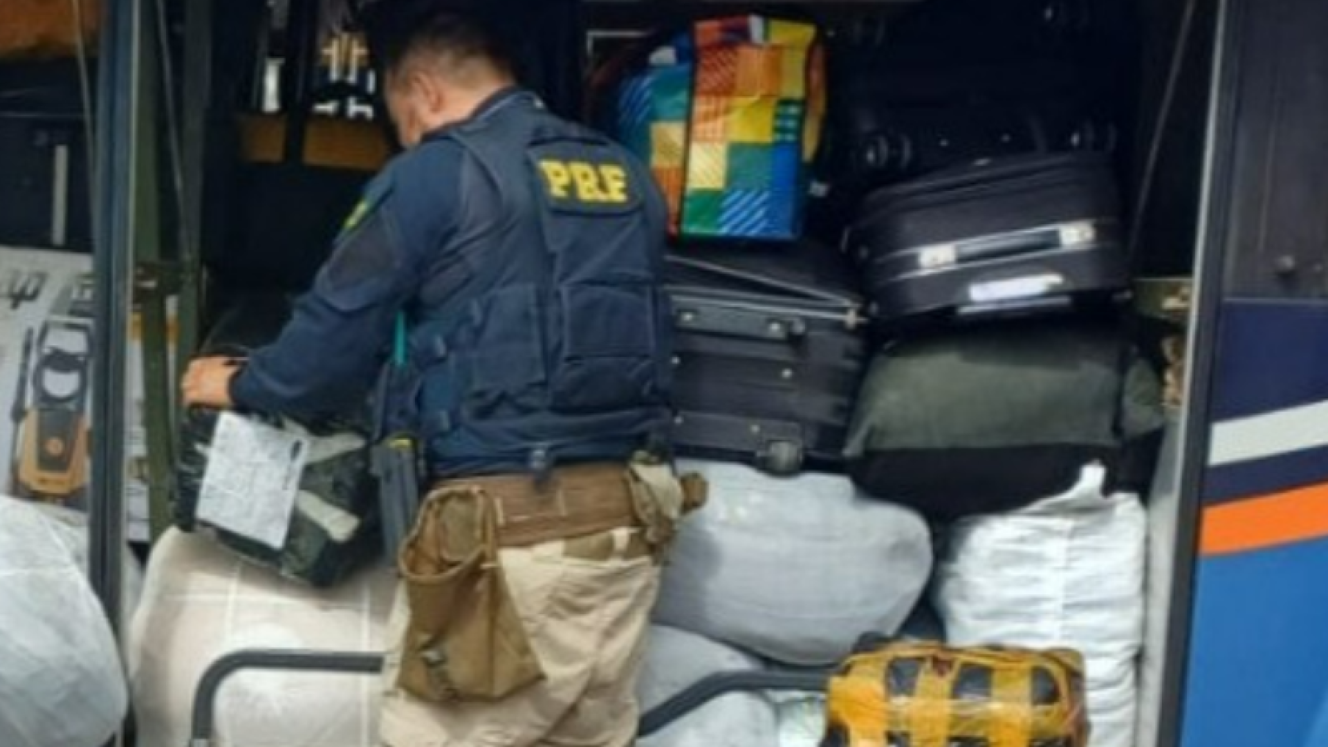 PRF encontra ossada e cinzas humanas em mala de ônibus na BR-020, no DF