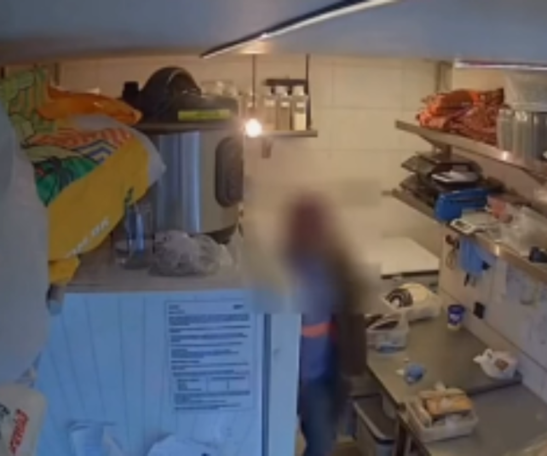Homem tranca funcionárias em banheiro durante assalto a doceria em Santos