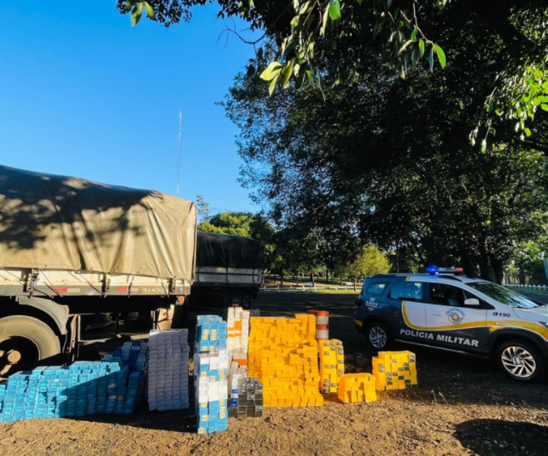 Carga milionária de medicamentos e celulares é encontrada em fundos falsos de caminhões na Raposo Tavares