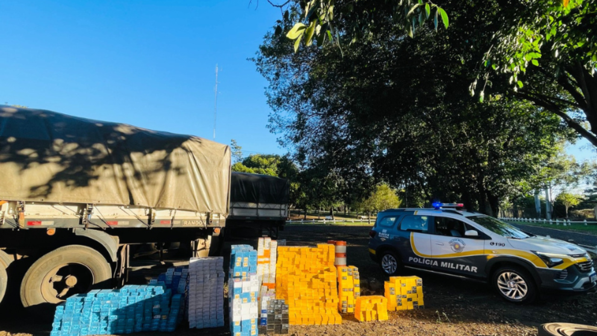 Carga milionária de medicamentos e celulares é encontrada em fundos falsos de caminhões na Raposo Tavares