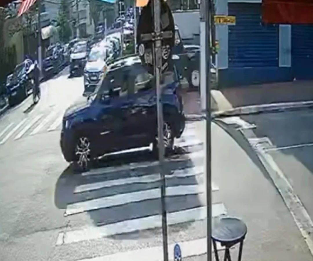 Motociclista foge da PM, avança sinal vermelho e provoca acidente em bairro nobre de SP