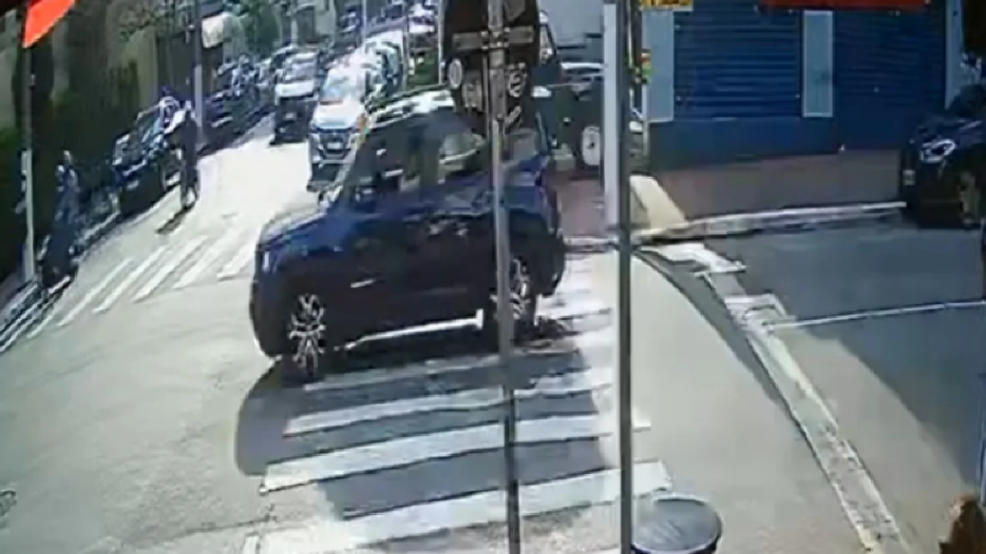 Motociclista foge da PM, avança sinal vermelho e provoca acidente em bairro nobre de SP