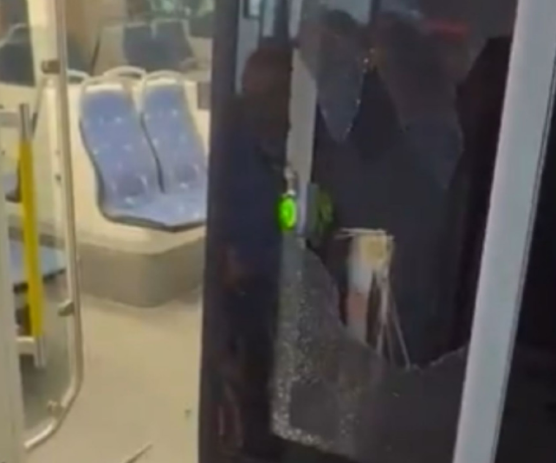 Ônibus colide com VLT durante conversão e passageiros são transferidos em Santos