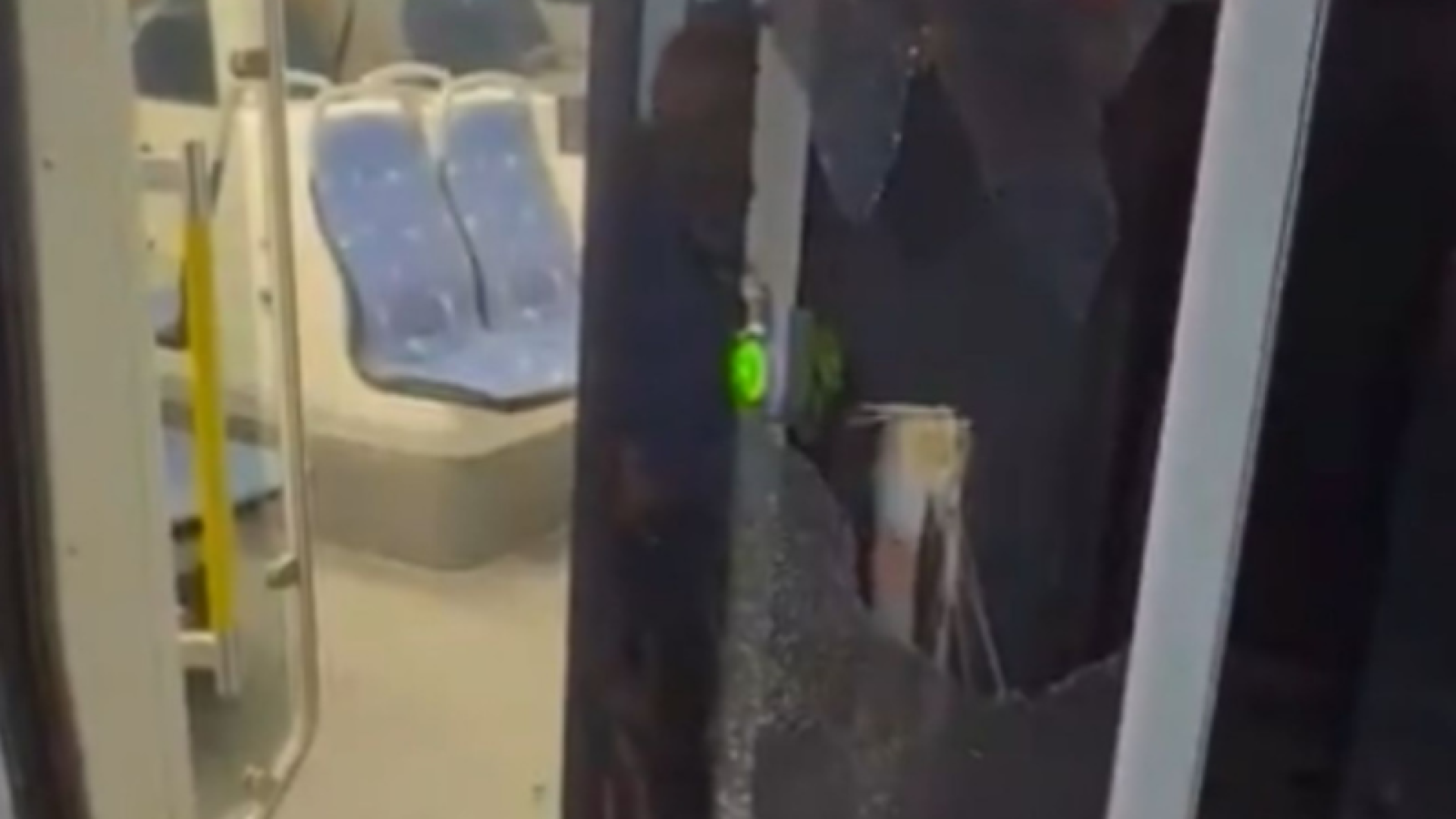 Ônibus colide com VLT durante conversão e passageiros são transferidos em Santos