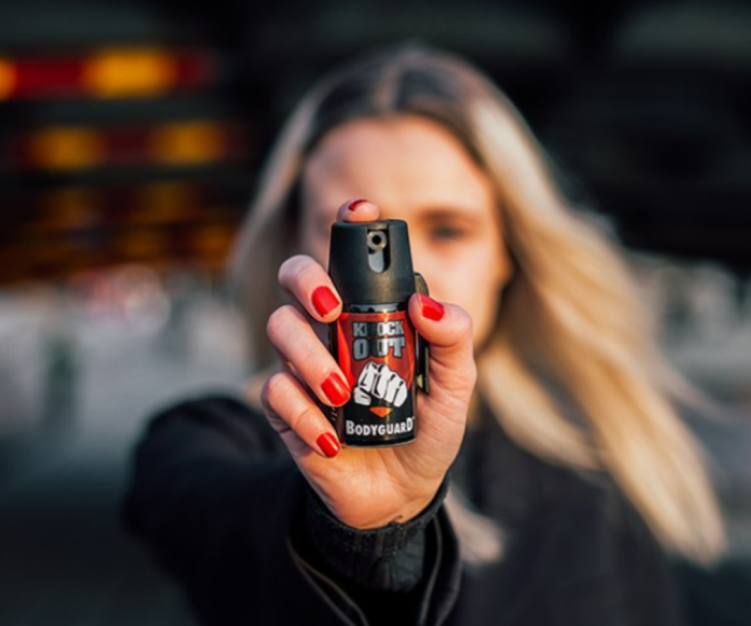 Spray de pimenta para defesa de mulheres é liberado; entenda o que muda com a nova lei