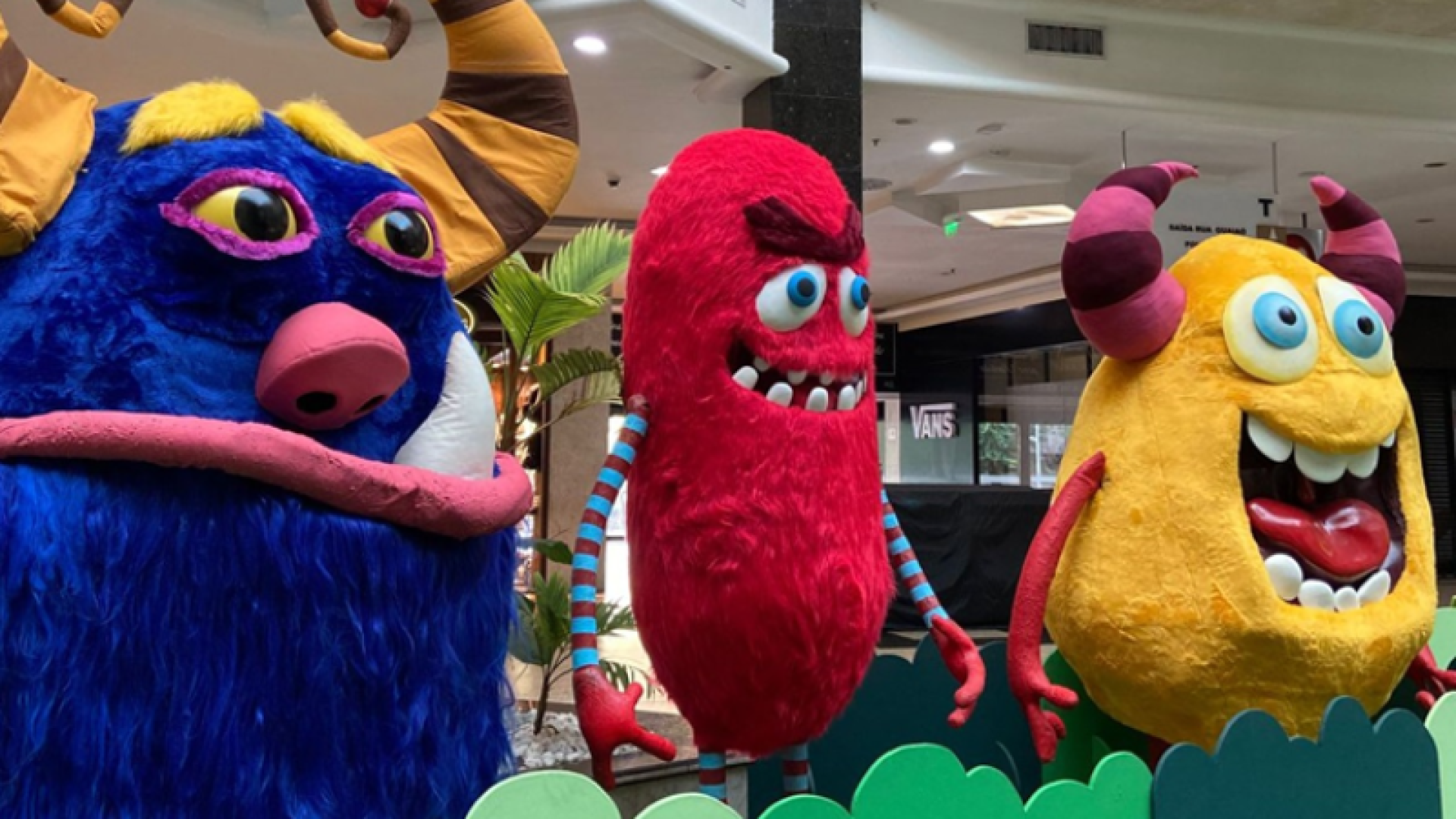 Parque dos Monstros chega ao Praiamar Shopping e promete diversão nas férias em Santos