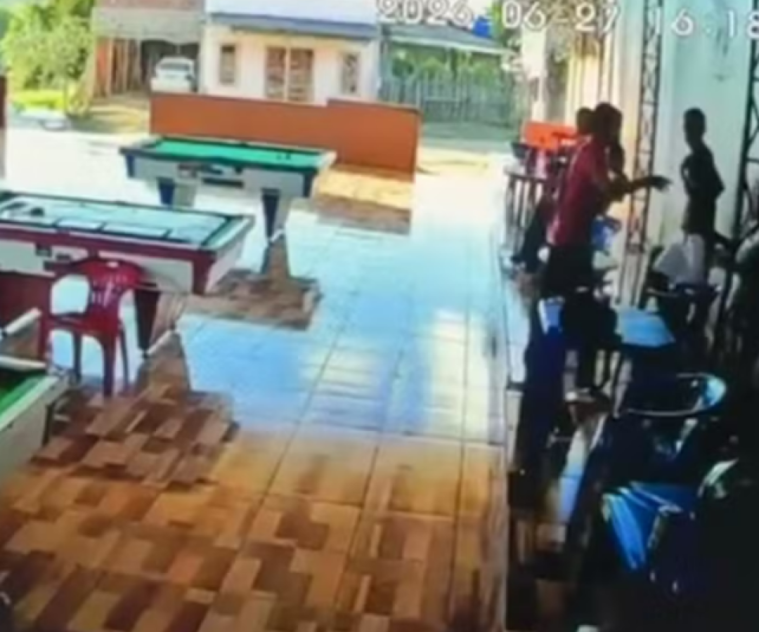 Mulher escapa de feminicídio após arma falhar durante ataque em bar no Acre