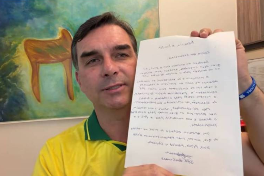Ministro do STF proíbe Flávio Bolsonaro de visitar Jair Bolsonaro por 90 dias; entenda o motivo