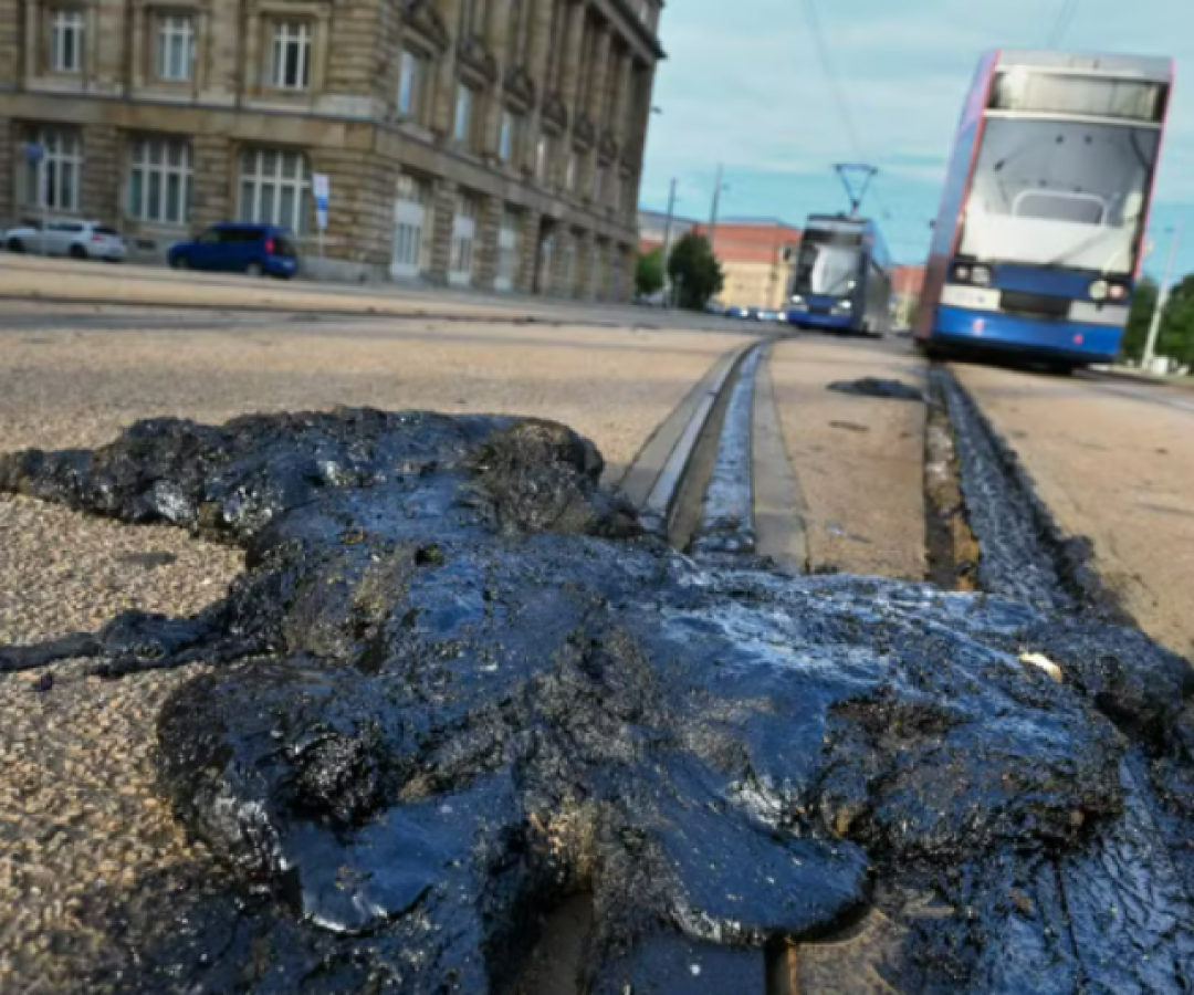 Calor extremo derrete asfalto e paralisa sistema de bondes na Alemanha