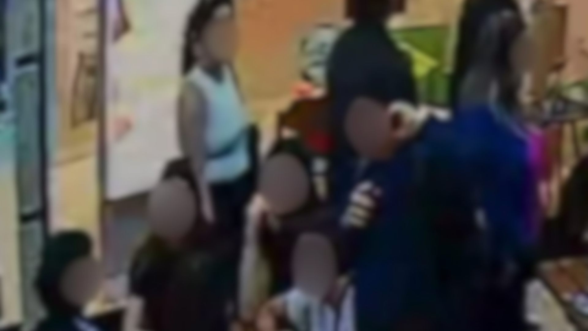 Golpe da distração: mulher furta bolsa enquanto comparsa conversa com família em shopping
