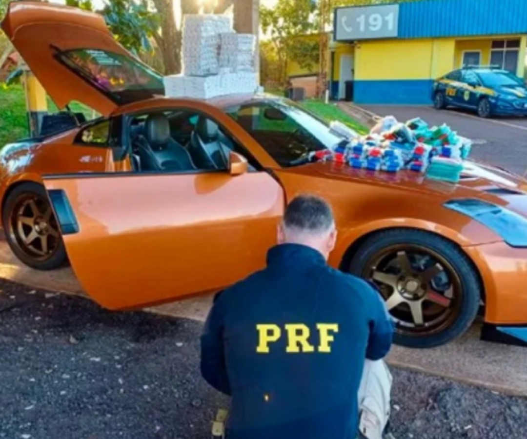 PRF apreende carro de R$ 300 mil carregado com iPhones e medicamentos ilegais