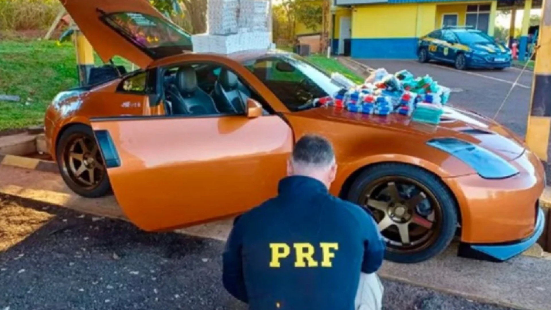 PRF apreende carro de R$ 300 mil carregado com iPhones e medicamentos ilegais