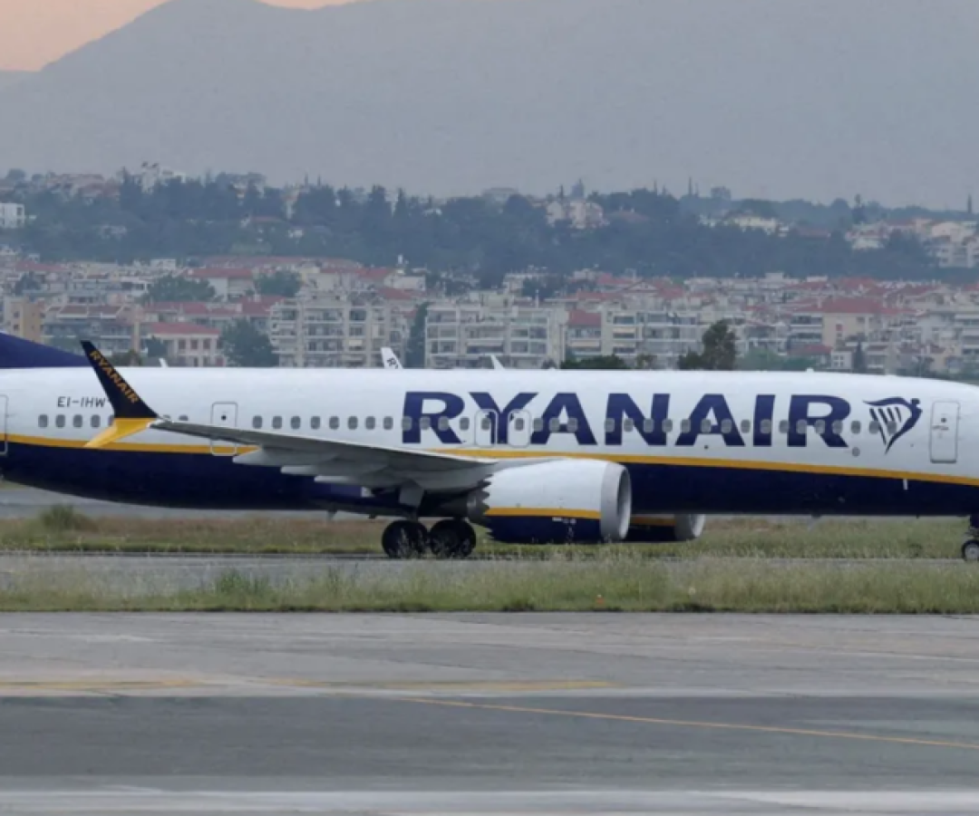 Passageiro é parcialmente sugado para fora de avião após janela quebrar durante voo