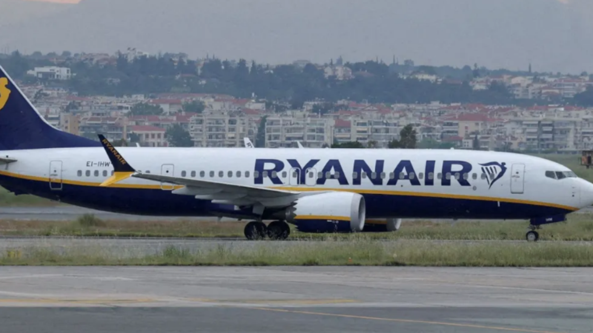 Passageiro é parcialmente sugado para fora de avião após janela quebrar durante voo
