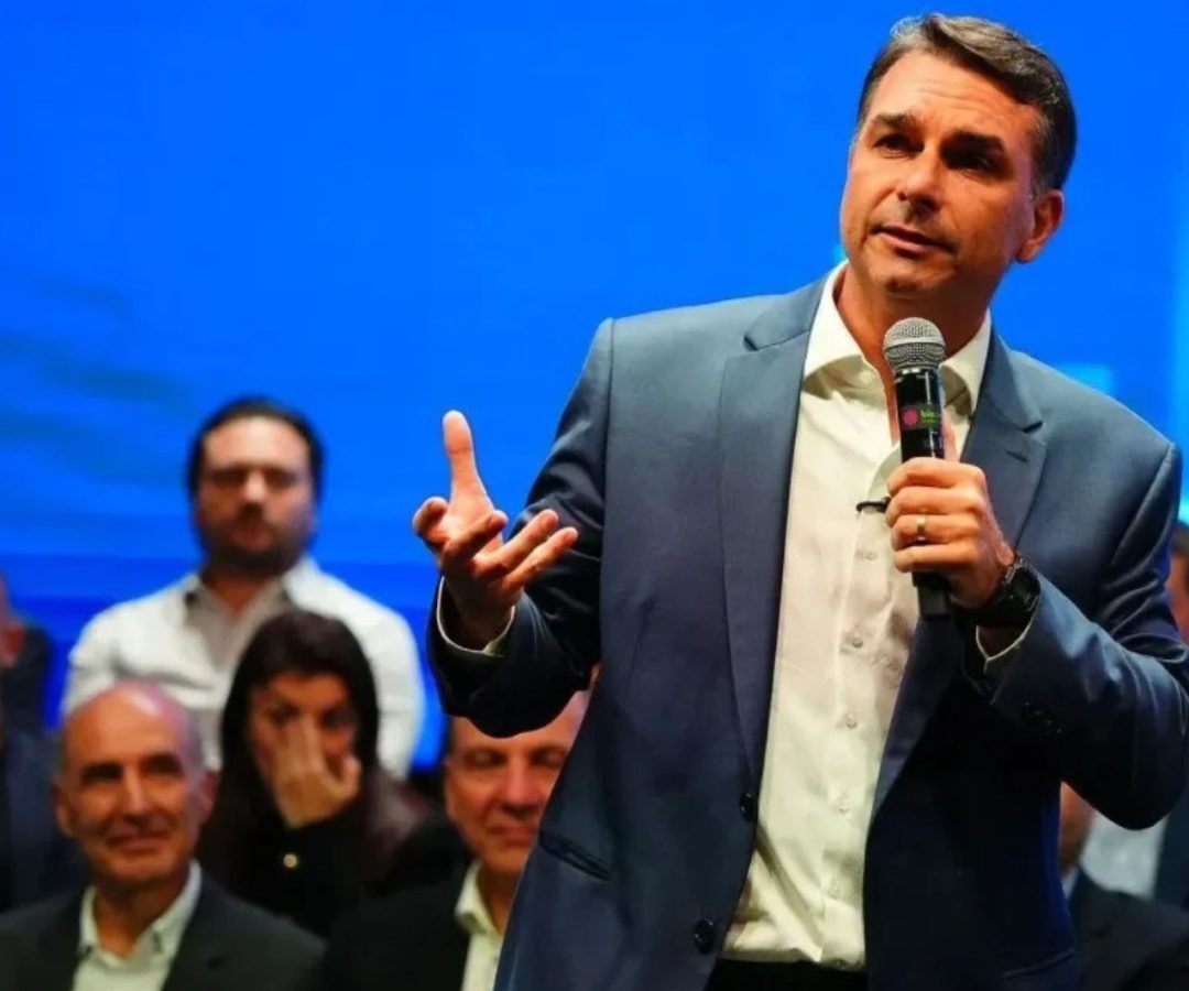 Flávio Bolsonaro aciona TSE contra sindicatos