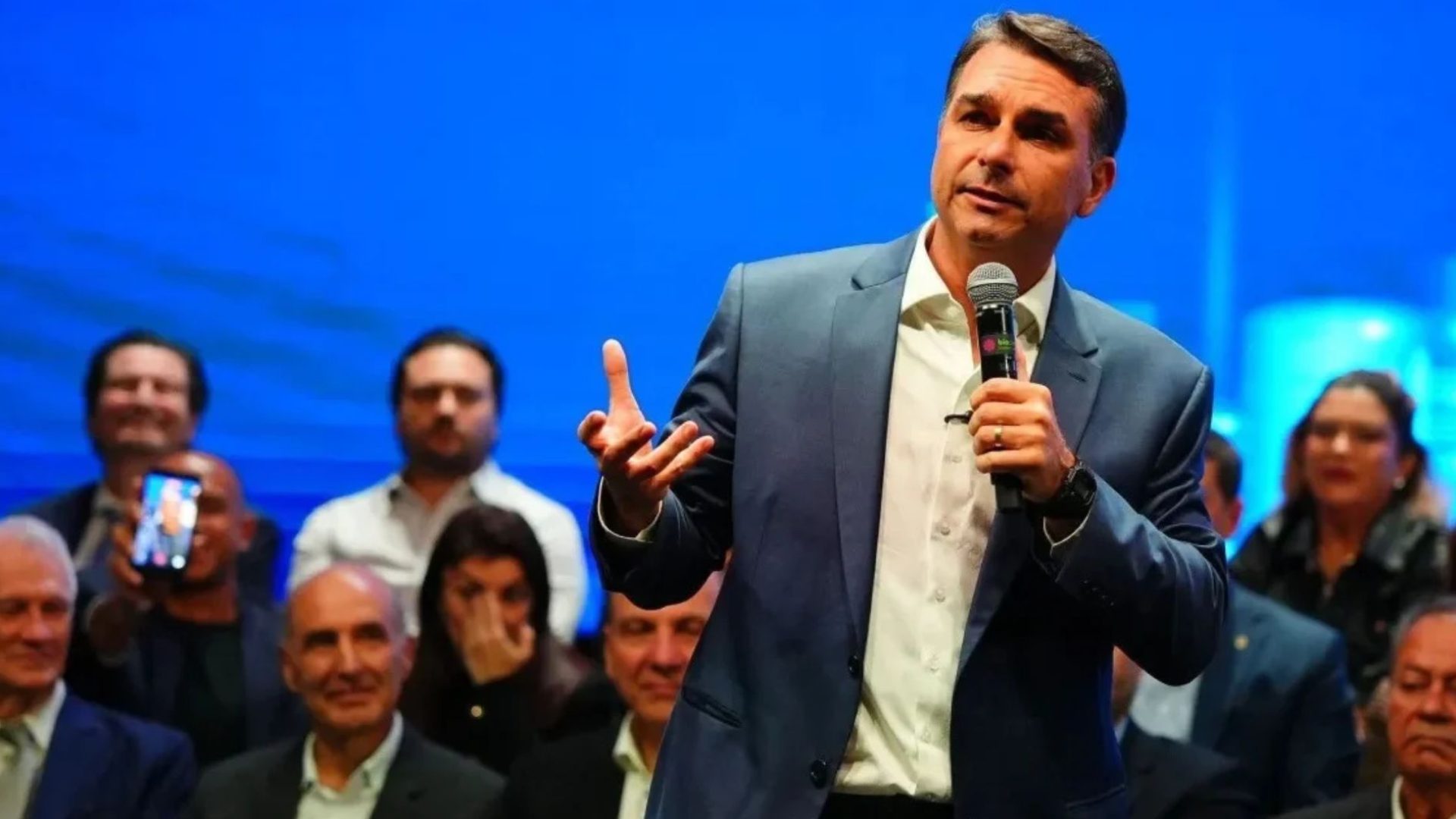 Flávio Bolsonaro aciona TSE contra sindicatos