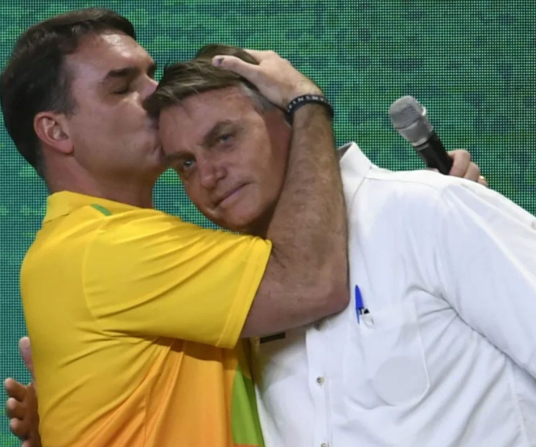 Flávio Bolsonaro chora