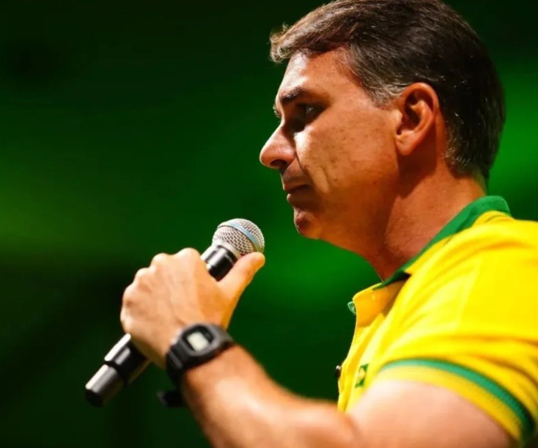 Flávio Bolsonaro contesta resultado das eleições