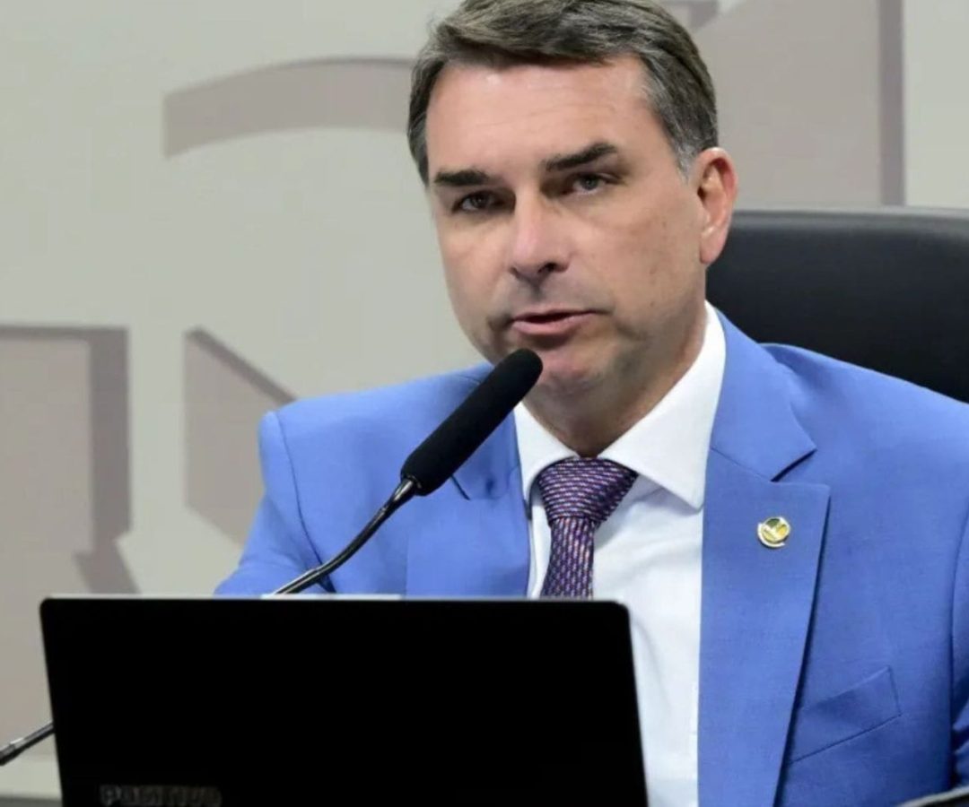 Flávio Bolsonaro culpa Lula