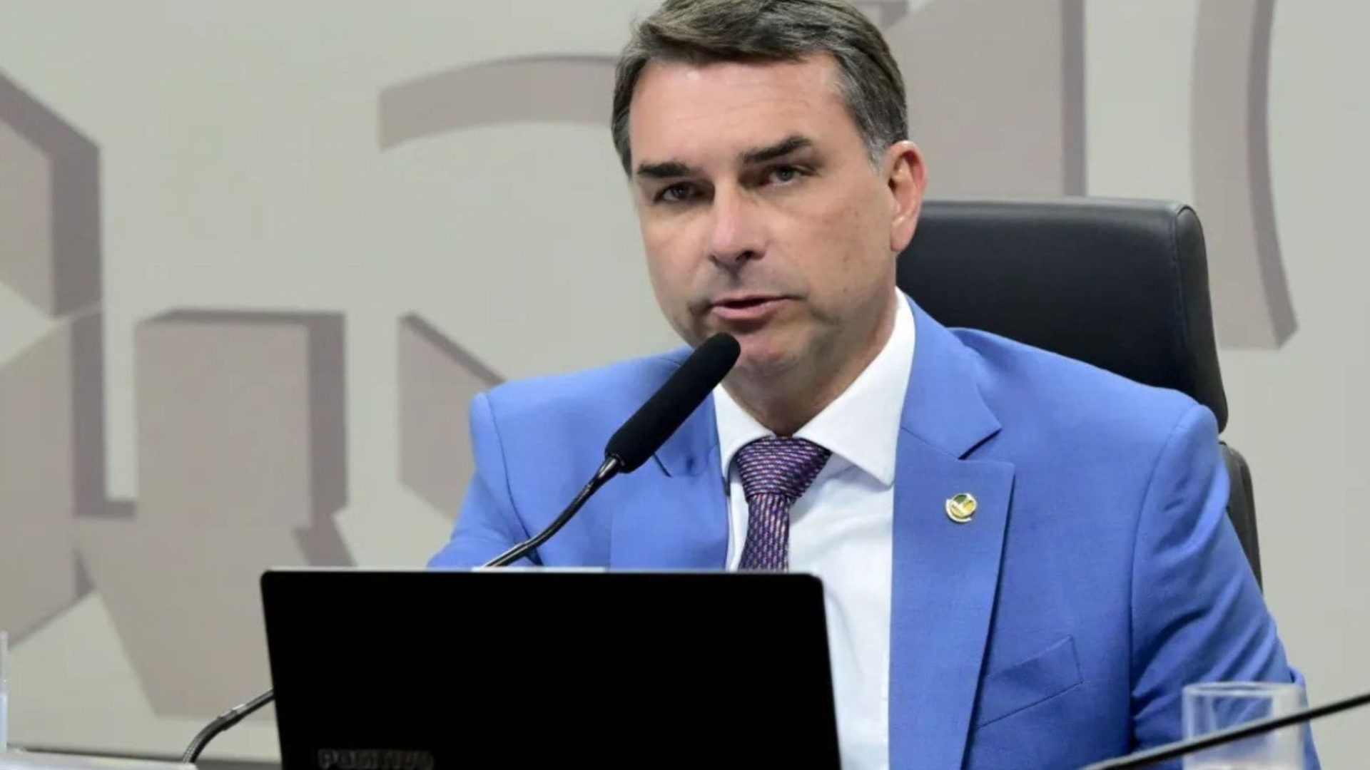 Flávio Bolsonaro culpa Lula