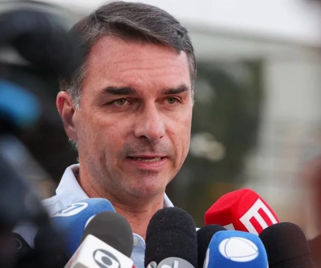 Flávio Bolsonaro desiste de anular eleição