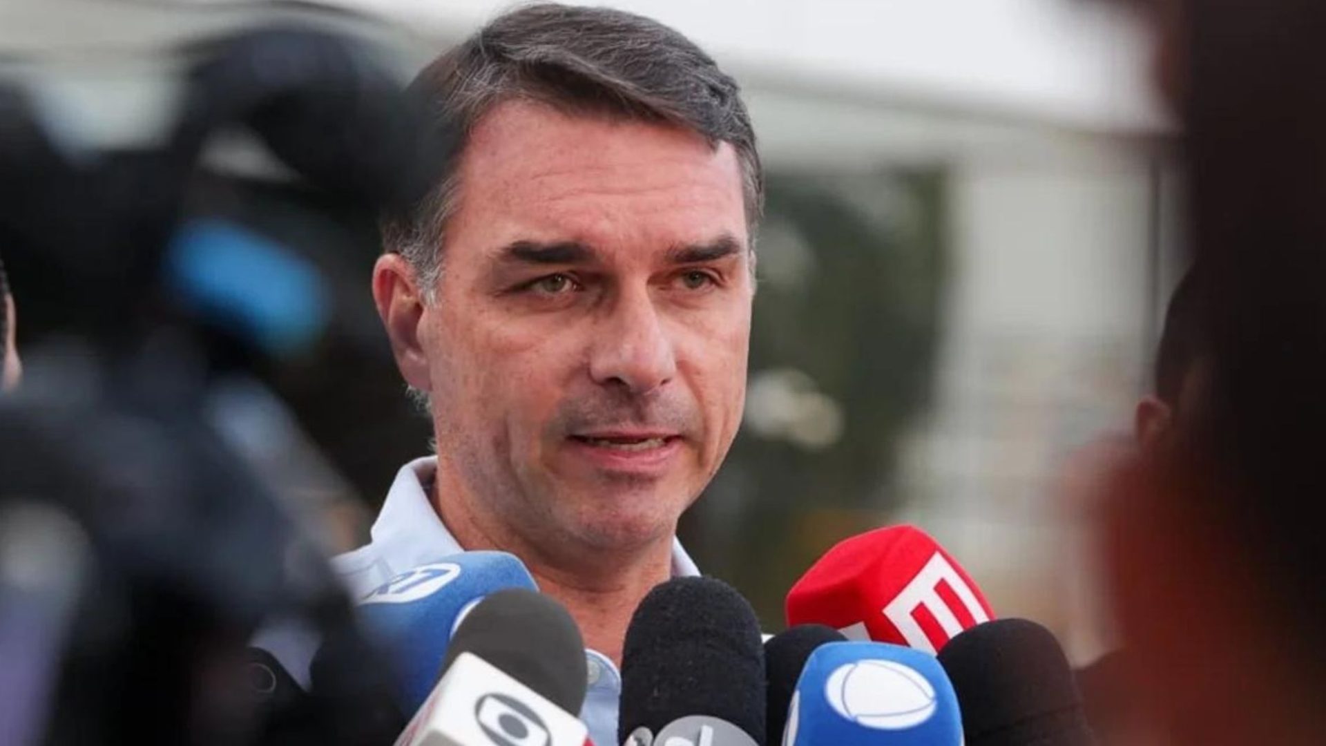 Flávio Bolsonaro desiste de anular eleição