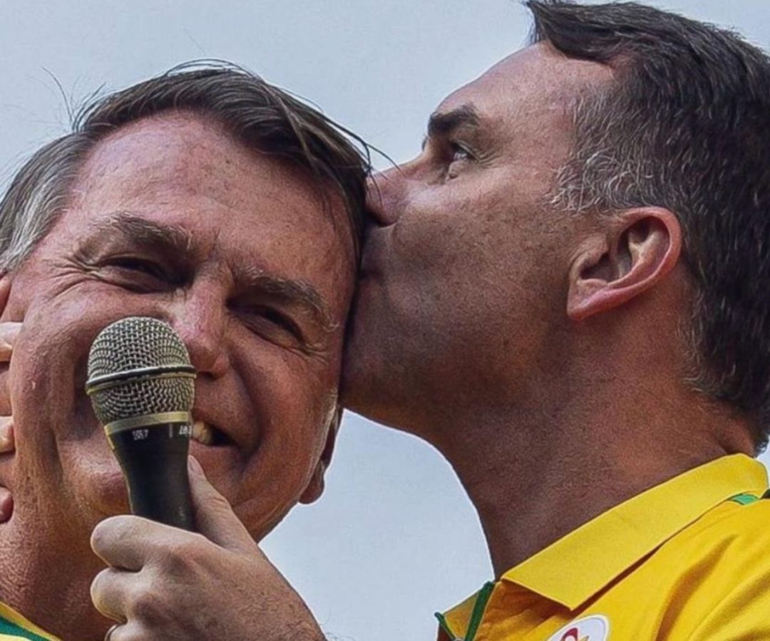 Flávio Bolsonaro visita Jair Bolsonaro