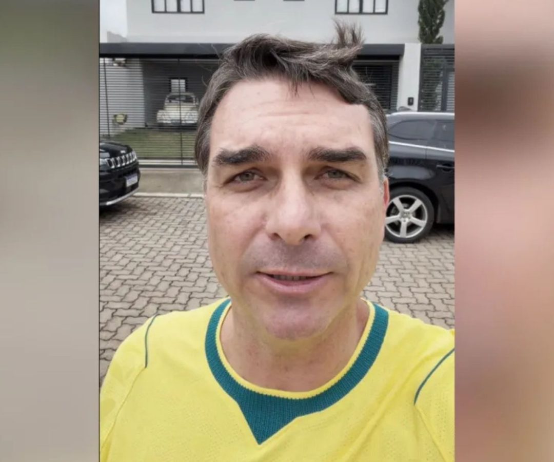 Flávio Bolsonaro visita pai