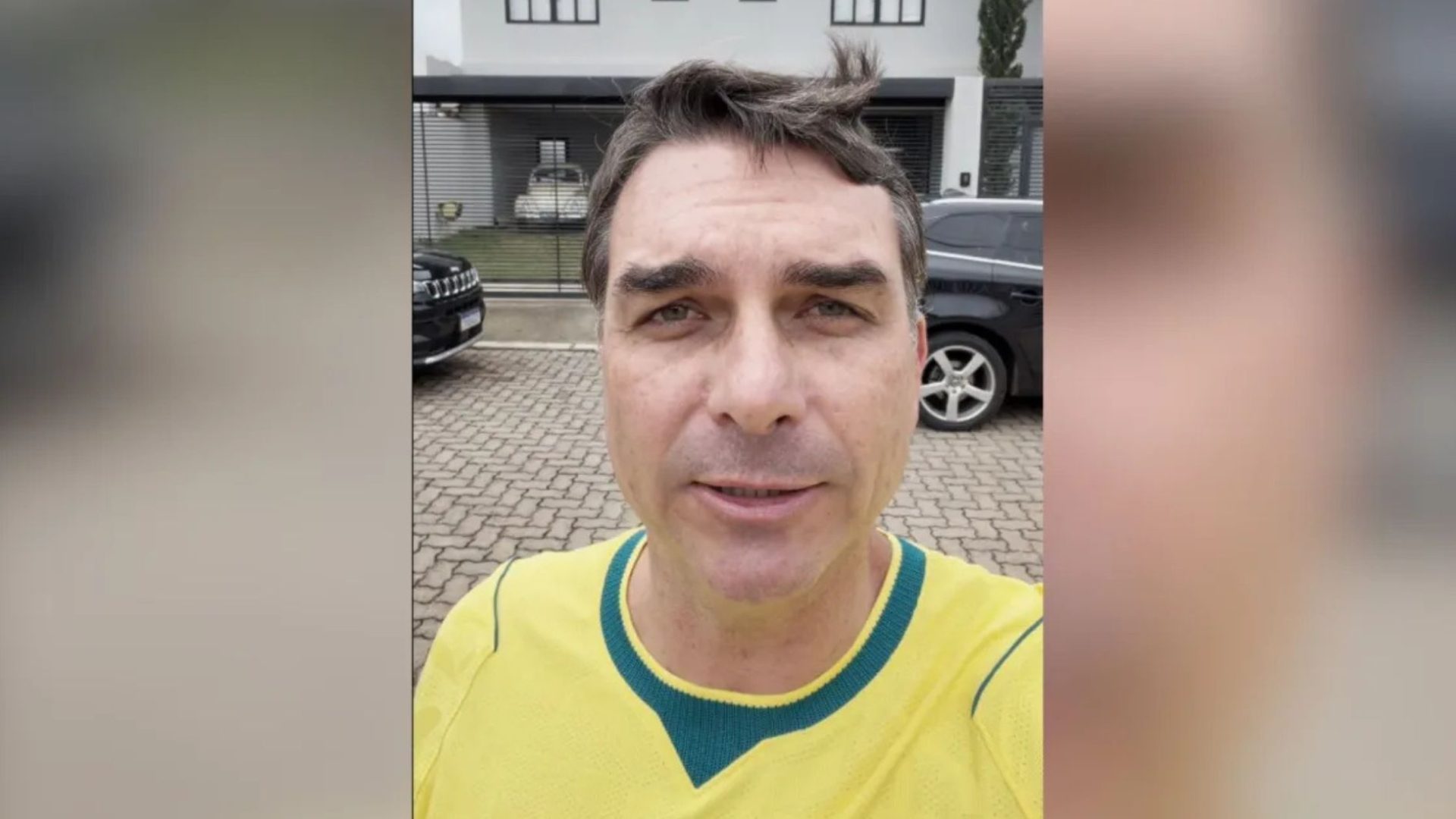 Flávio Bolsonaro visita pai