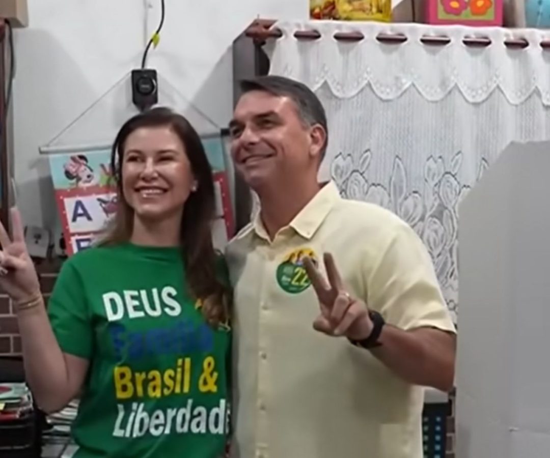 Flávio Bolsonaro vota no Rio