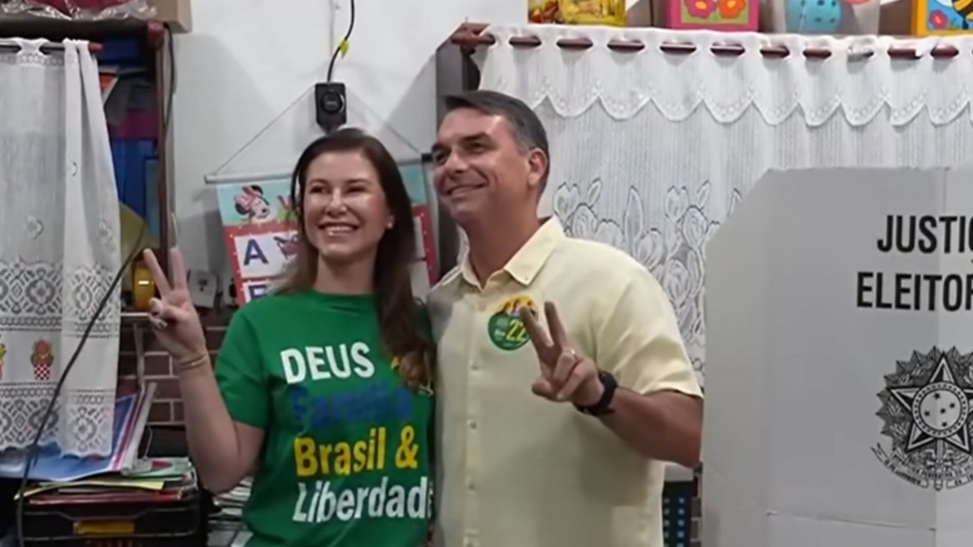 Flávio Bolsonaro vota no Rio