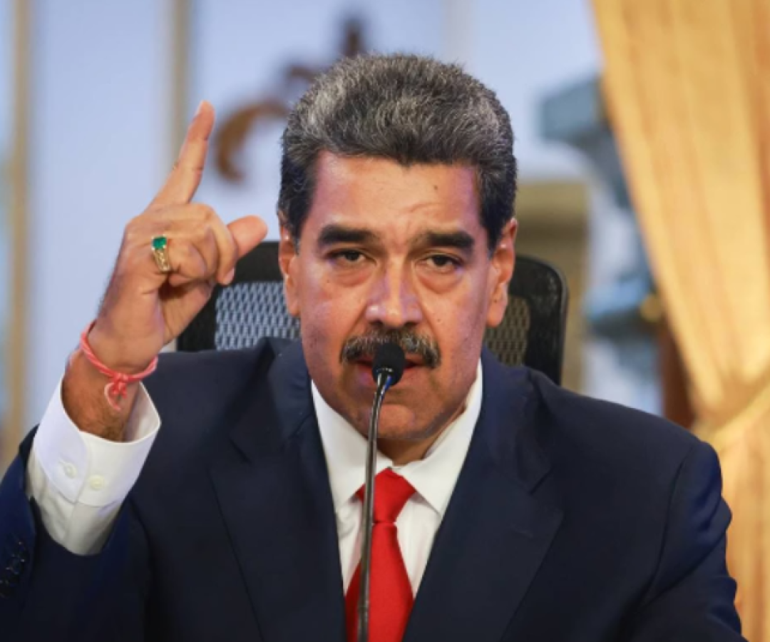 Durante o programa semanal Con Maduro +, transmitido em 11 de agosto de 2025 pela TV estatal venezuelana, o presidente Nicolás Maduro enviou um recado direto aos Estados Unidos: “Não se atrevam… pode ser o fim do império americano.