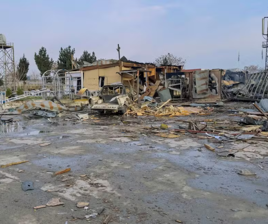 Afeganistão é bombardeado. Mais de 400 pessoas morreram.