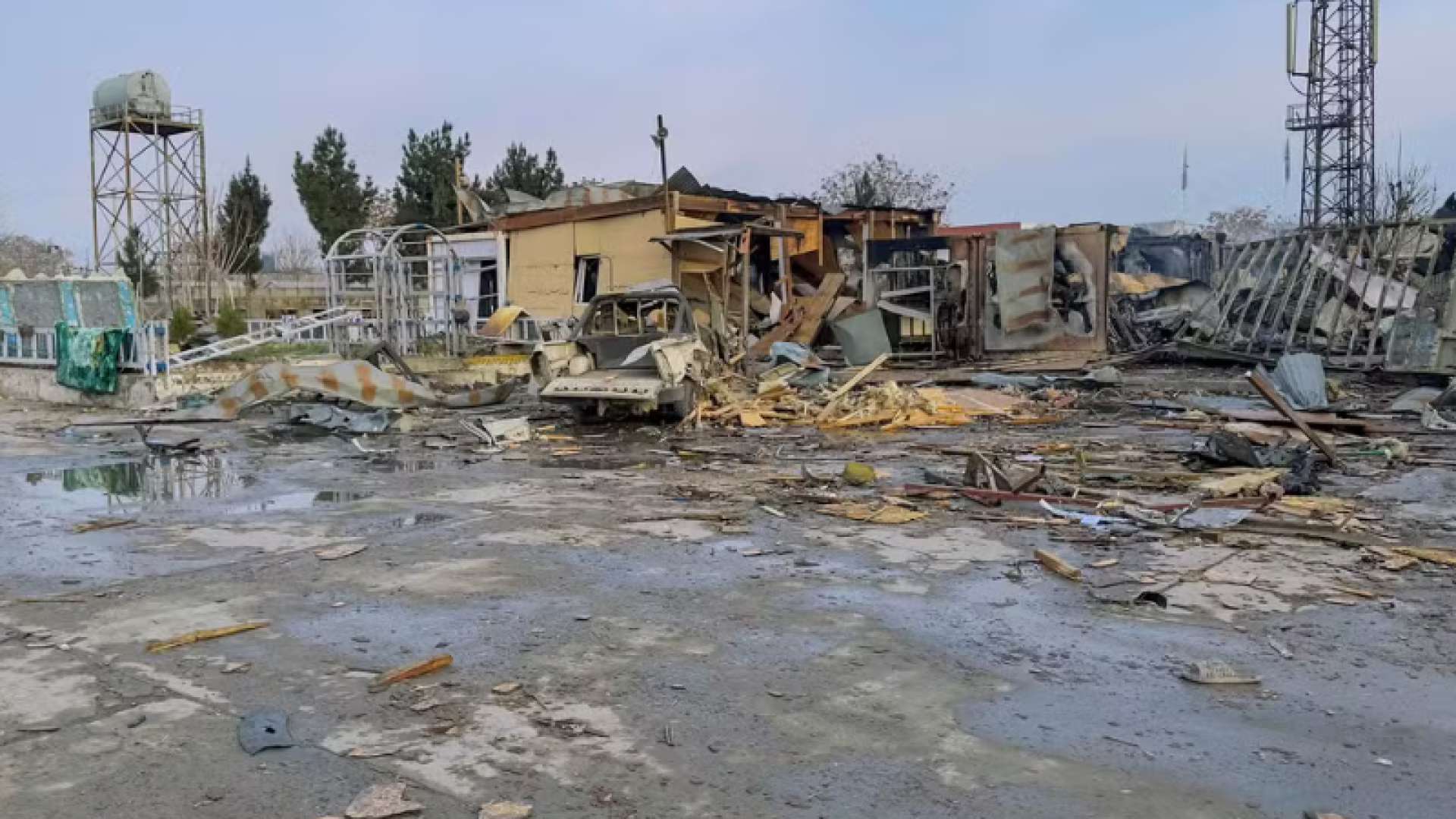 Afeganistão é bombardeado. Mais de 400 pessoas morreram.