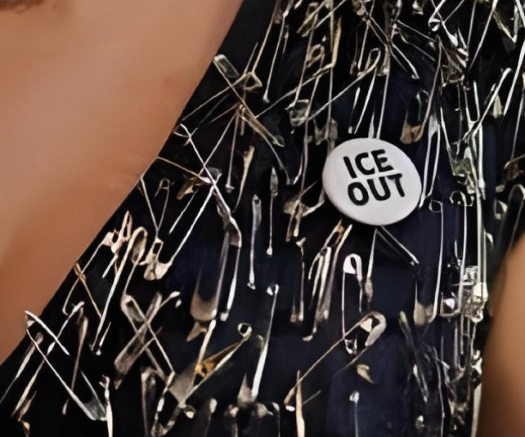 Artistas utilizam acessórios, como bolsas e broches, para protestar