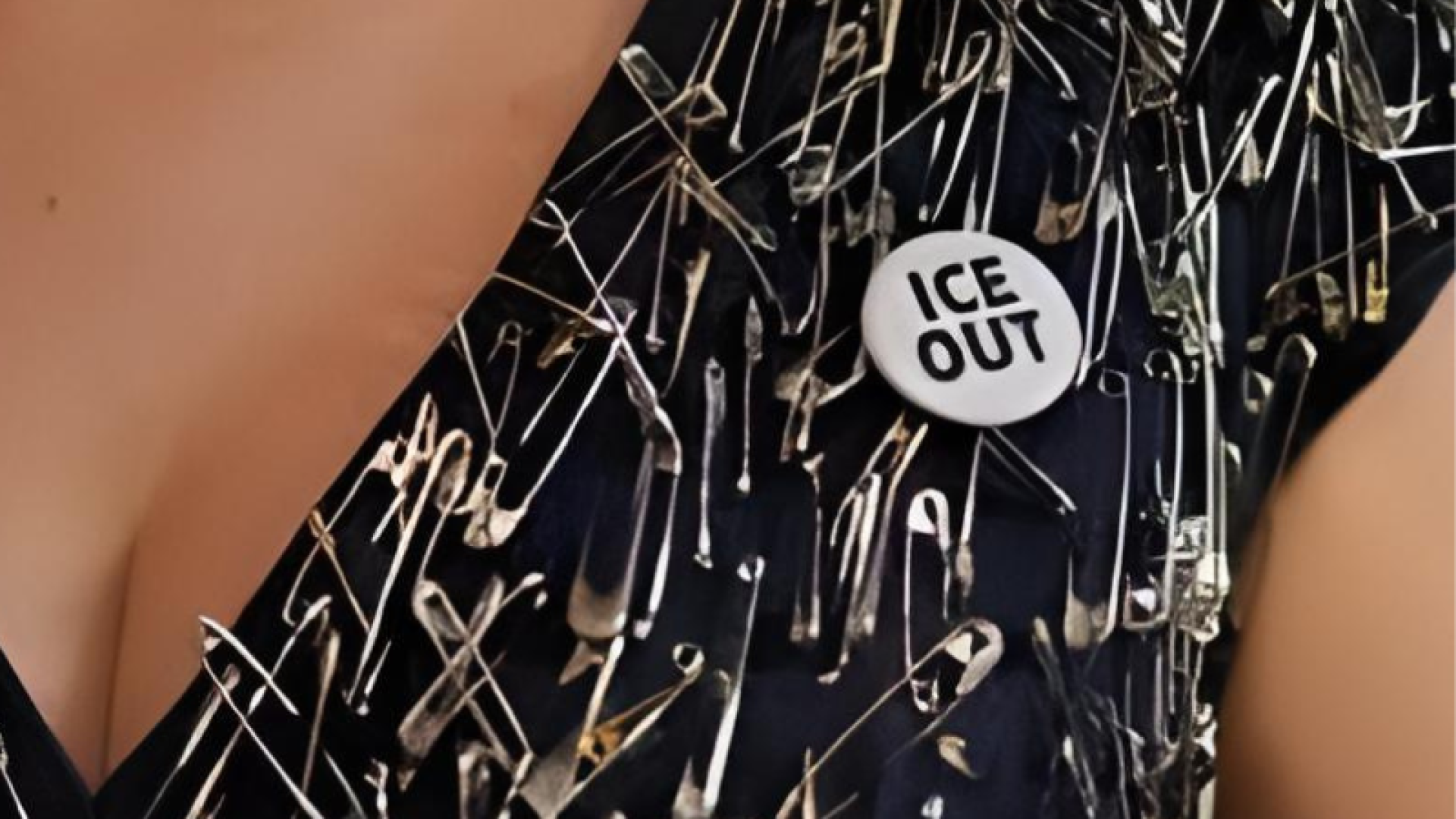 Artistas utilizam acessórios, como bolsas e broches, para protestar